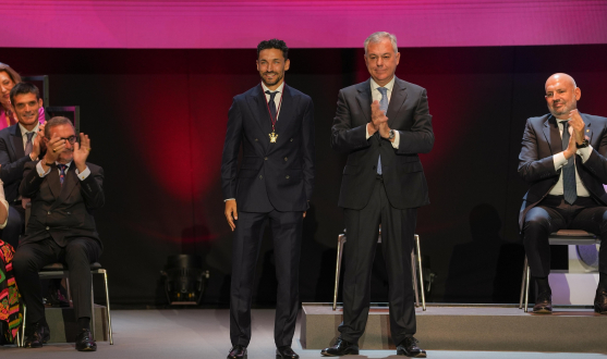 Jesús Navas recibe la Medalla de Sevilla