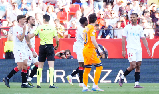 Badé ve la tarjeta roja ante el Real Madrid