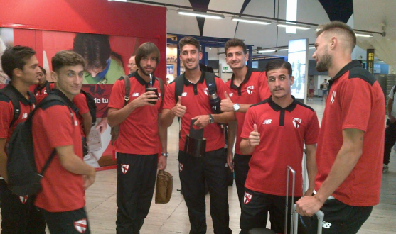 El Sevilla Atlético en el aeropuerto
