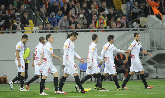 Los jugadores del Sevilla FC celebran el primer gol