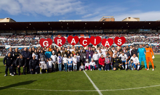 Zaragoza y Sevilla posan por ASPANOA en La Romareda