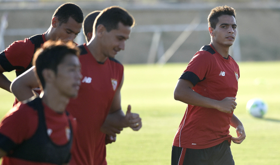 Kiyotake junto a Ganso y Ben Yedder del Sevilla FC
