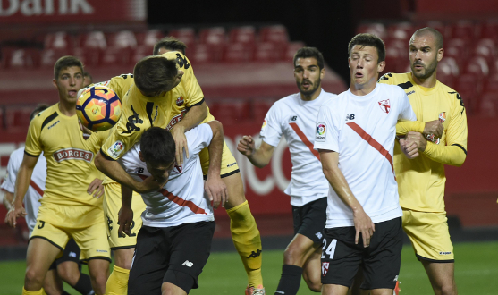 Una acción del partido entre el Sevilla Atlético y el Reus