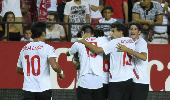 Jugadores del Sevilla Atlético celebran un gol