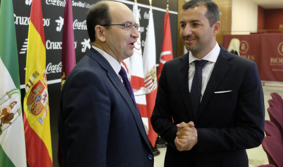 El presidente Castro y Diego Martínez en el acto de homenaje al Sevilla Atlético