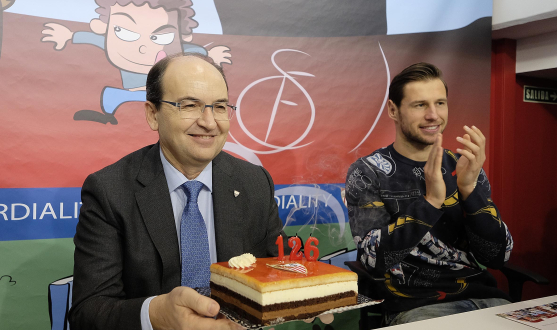 El presidente feliz con la tarta conmemorativa de los 126 años