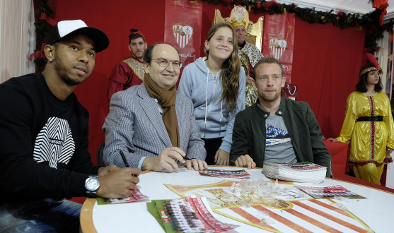 Presidente y jugadores con el cartero real