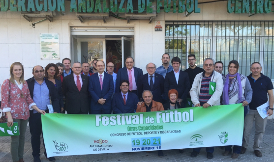 Castro posa junto con las autoridades y colaboradores del festival de fútbol Castro en la presentación del festival de fútbol "Otras Capacidades"