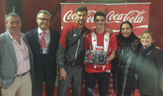 Entrega de la botella solidaria de Coca-Cola por Fernando Llorente