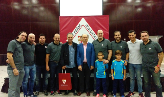 Joaquín Caparrós posa con el presidente y los miembros de la FPS San Fernando Joaquín Caparrós en el XI Encuentro de Peñas Sevillistas