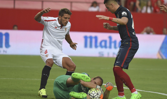 Carriço pelea un balón ante el Atlético Carriço, Atlético de Madrid