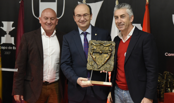 El presidente junto a dos empresas anunciantes del Sevilla FC 