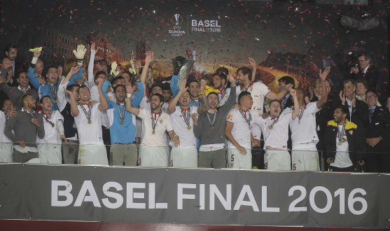 El Sevilla celebra el título de Basilea