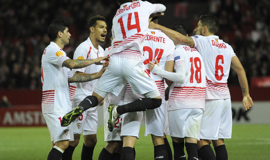 El Sevilla celebra el 1-0 al Molde