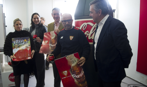 Jorge Sampaoli con calendario de Coca-Cola