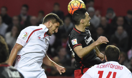 Pelea por un balón aéreo en el partido de liga entre Sevilla y Athletic de Bilbao