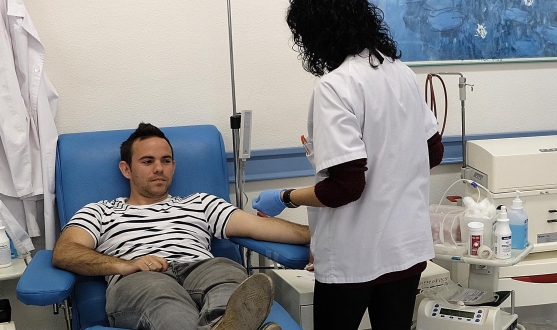 Dos aficionados donan en la campaña de donación de la pasada temporada Donación de sangre de la Fundación del Sevilla FC