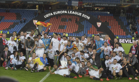 El Sevilla celebra como campeón la quinta Europa League en Basilea