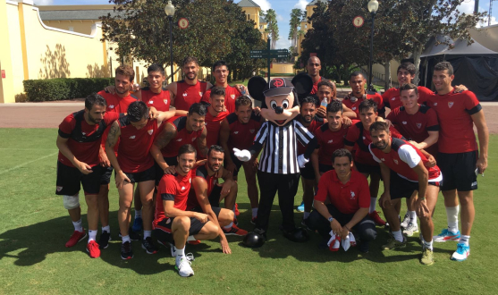 Mickey con el Sevilla FC