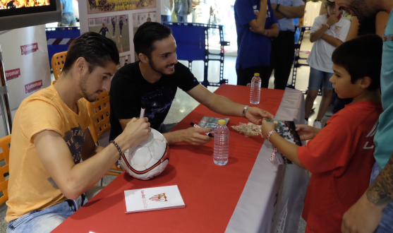 Firma de autógrafos de Sergio Escudero y Pablo Sarabia