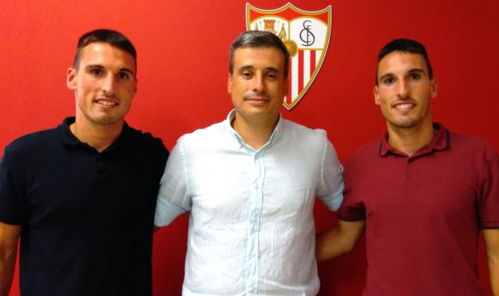 Borja, junto con su hermano Fede, el día de la firma de contrato con el Sevilla