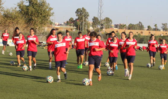 El Sevilla Femenino en un entrenamiento en la ciudad deportiva