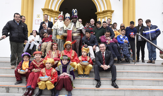 El consejero Luis Galán posa con los niños de San Juan de Dios El consejero Luis Galán con los niños de San Juan de Dios