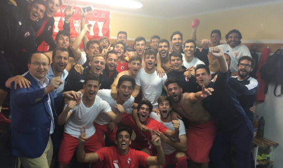 El Sevilla Atlético en el vestuario del Paquito Giménez