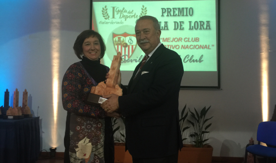 El consejero del Sevilla FC Pedro Ellauri recogió el premio 