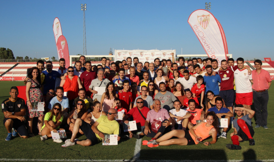 Foto de familia de los voluntarios del Sevilla FC de la 15/16