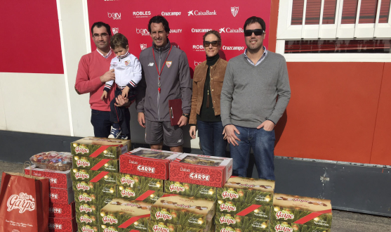 El técnico posa con la familia que regenta la fábrica de dulces navideños