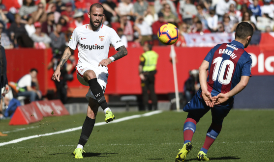 Aleix Vidal del Sevilla FC ante el Levante UD
