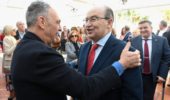 El presidente José Castro y Joaquín Caparros asisten al 40 aniversario de la PS Aruncitana de Morón de la Frontera