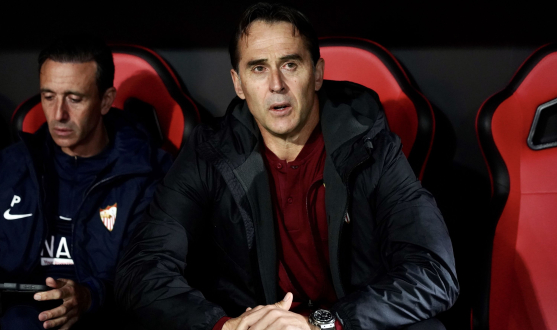 Julen Lopetegui in the dugout with Sevilla FC 