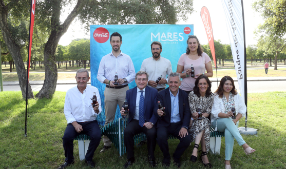 el Sevilla FC ha participado en la presentación del primer banco reciclable de la ciudad