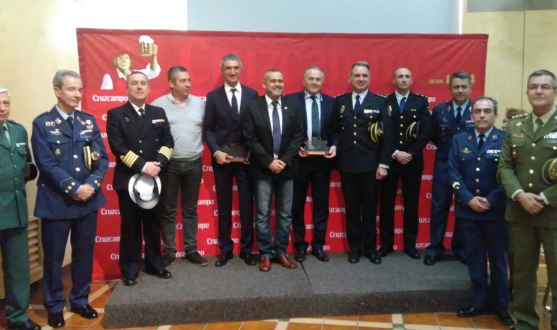 Antonio Álvarez posa junto a la ONG ´SOS Ayuda sin fronteras´ Antonio Álvarez posa junto la ONG ´SOS Ayuda sin fronteras´