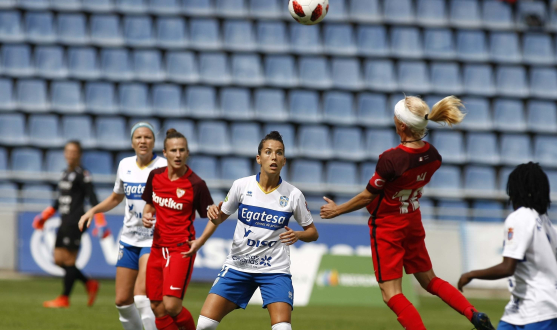 Alicia Fuentes, capitana del primer equipo femenino del Sevilla FC, trata de cabecear el balón durante el partido de la jornada 8 de la Liga Iberdrola ante la UDG Tenerife