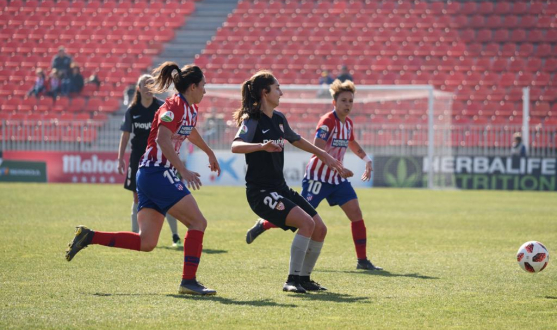 Ana Franco, jugadora del Sevilla FC, lucha por el esférico ante las atléticas Amanda Sampedro y Silvia Meseguer durante el encuentro de hoy