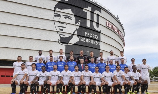 Sevilla FC's Official First Team squad photo 18/19