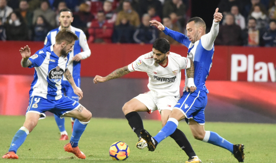 Banega disputa un balón ante dos rivales del Deportivo en Nervión