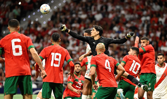 Bono despeja el esférico en el Metropolitano Yassine Bono