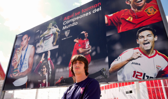 Bryan Gil posa junto al mural de internacionales españoles sevillistas en la ciudad deportiva Bryan Gil, Sevilla FC
