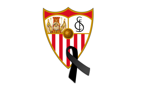 Escudo del Sevilla FC con crespón negro