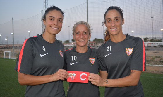 Alicia Fuentes, Marta Carrasco y Maite Albarrán posan con el brazalete tras un entrenamiento de esta semana