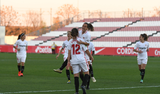 Amparito Delgado, del primer equipo femenino del Sevilla FC, se abraza a Jeni Morilla en la celebración del tanto de la jugadora coriana ante el Málaga CF