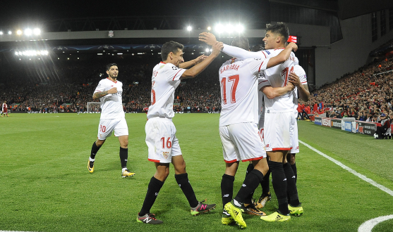 Correa celebra con sus compañeros el 2-2 en Anfield
