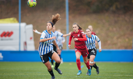 Almudena lucha por el esférico rodeada por dos rivales Partido Sevilla FC Femenino