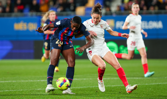 Eva Llamas lucha con Oshoala por quitarle el esférico Partido Sevilla FC Femenino