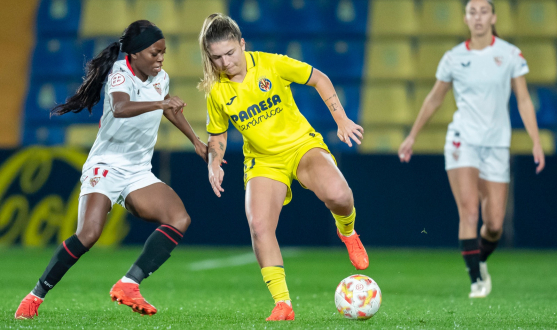Toni Payne lucha por el esférico ante una rival en presencia de la goleadora Ana Franco Partido Sevilla FC Femenino