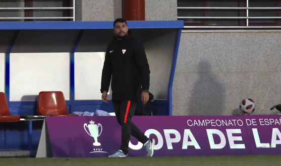 Cristian Toro, entrenador del primer equipo femenino del Sevilla FC, durante el partido de cuartos de final de Copa de la Reina ante el Levante UD